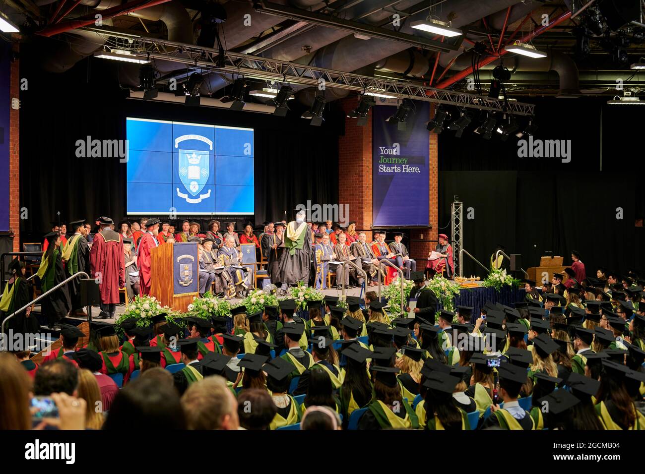 Giovane che ha ricevuto il suo diploma post-laurea (master) alla cerimonia di laurea, Sheffield University Foto Stock