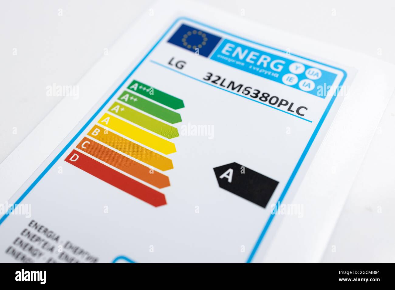 Galizia, Spagna, 7 agosto 2021: Etichetta energetica europea di un apparecchio con un marchio Foto Stock