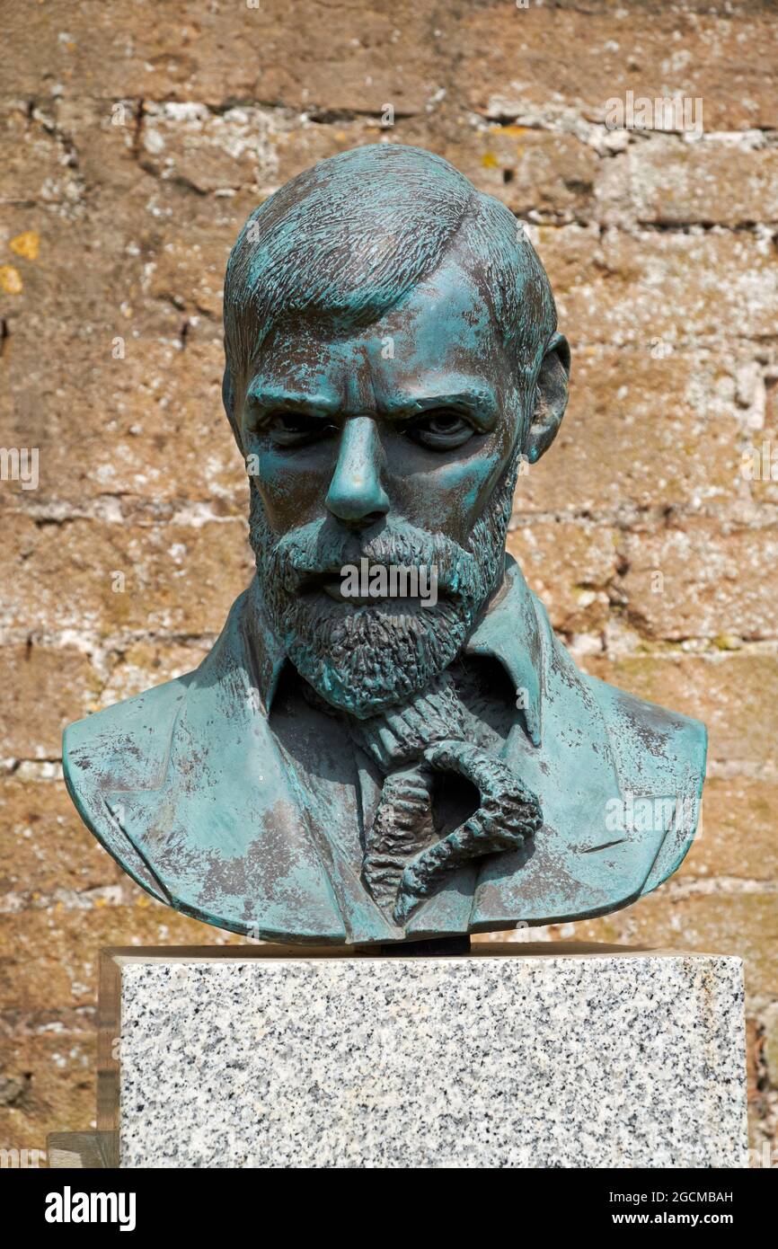 Un busto di DH Lawrence nel piccolo giardino murato a Newstead Abbey, Nottinghamshire, Regno Unito. Foto Stock