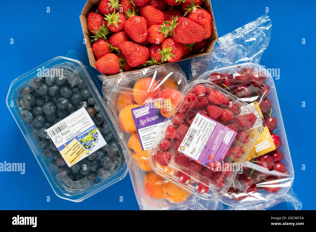 Gera, Germania : 09 giugno 2020: Frutti di bosco e frutti dal negozio in  confezione dal supermercato tedesco ALDI sconto Foto stock - Alamy