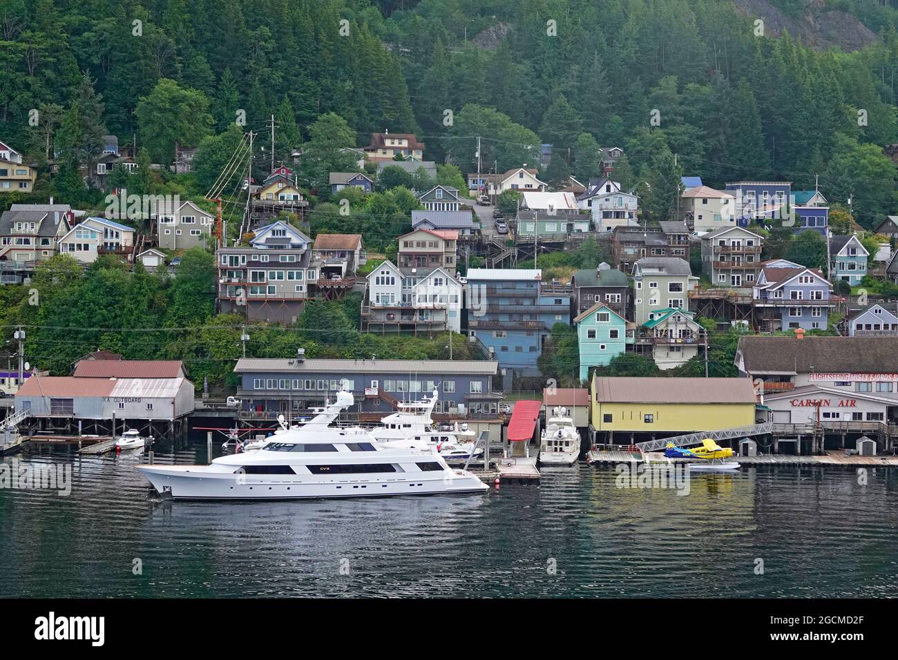 Una vista del centro di Ketchikan, Alaska, una città sul lungomare, una volta una capitola di salmone e la comunità mineraria dell'oro, costruita sull'isola di Revillagigedo sull'Insid Foto Stock