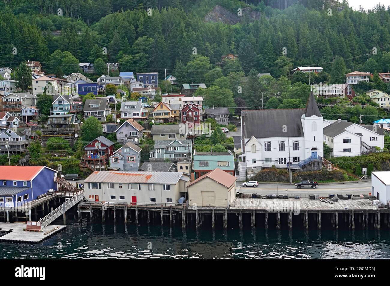 Una vista del centro di Ketchikan, Alaska, una città sul lungomare, una volta una capitrol di salmone e l'estrazione dell'oro c omunità, costruita sull'isola di Revillagigedo sulla Insi Foto Stock