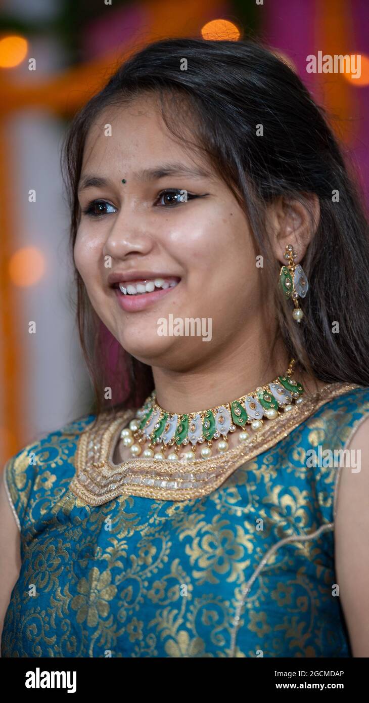 I bambini indiani indossano abiti etnici indiani durante Raksha Bandhan, un festival per celebrare il legame tra la sorella. Decorazione in case indiane. Foto Stock