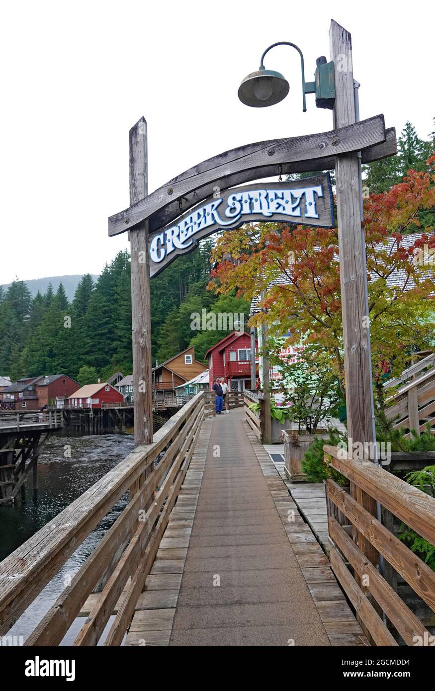 Una vista di Creek Street nel centro di Ketchikan, Alaska. Famoso per le sue prostitute. Ketchikan era una volta una capitale del salmone e una comunità di estrazione dell'oro. IO Foto Stock