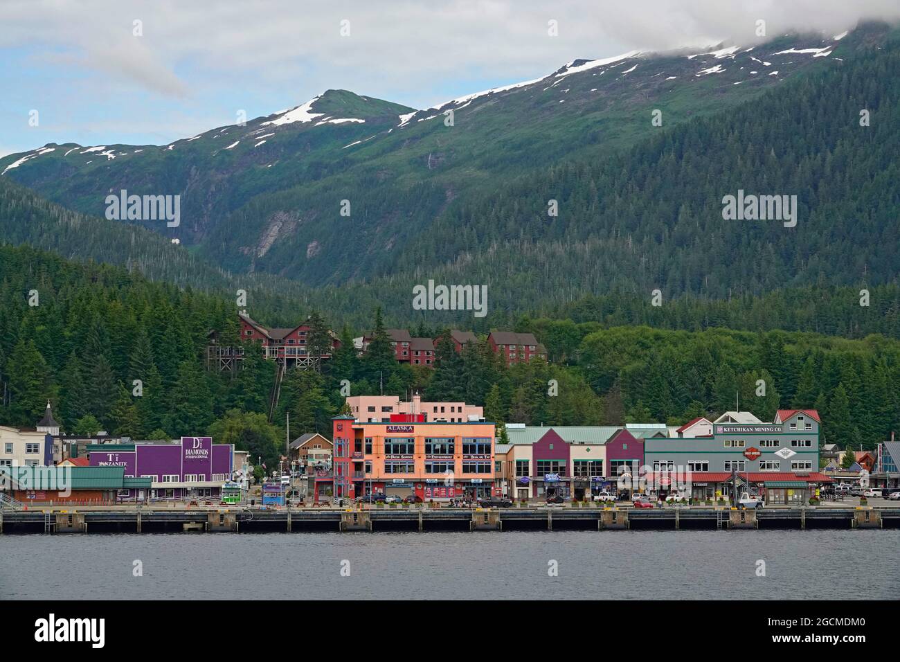 Una vista del centro di Ketchikan, Alaska, una città sul lungomare, una volta una capitola di salmone e la comunità mineraria dell'oro, costruita sull'isola di Revillagigedo sull'Insid Foto Stock