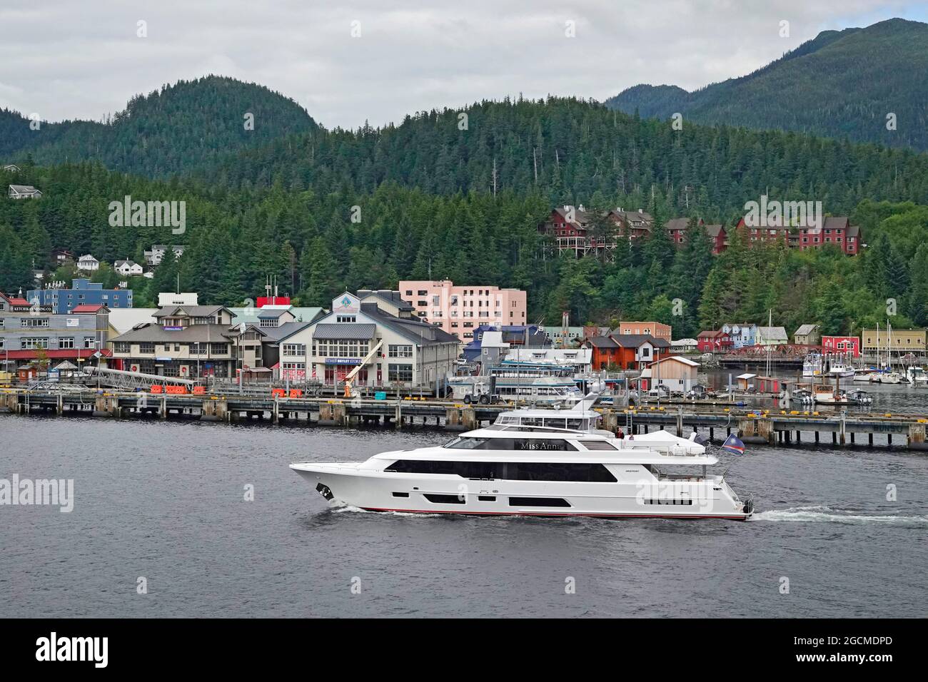 Una vista del centro di Ketchikan, Alaska, una città sul lungomare, una volta una capitola di salmone e la comunità mineraria dell'oro, costruita sull'isola di Revillagigedo sull'Insid Foto Stock