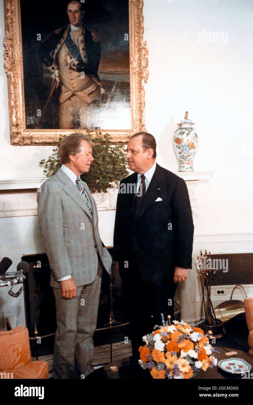 Il presidente degli Stati Uniti Jimmy carter, a sinistra, e il primo ministro francese Raymond barre, a destra, si scambiano piccoli discorsi mentre si pongono per i fotografi nell'ufficio ovale della Casa Bianca a Washington, DC il 15 settembre 1977 dopo una cerimonia di arrivo a pieno onore sul prato del sud. Il primo ministro barre si trova a Washington per due giorni di colloqui con i massimi funzionari dell'amministrazione carter. Credito: Arnie Sachs/CNP Foto Stock