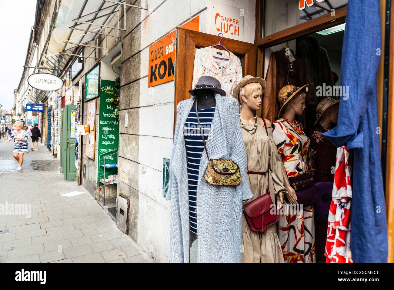 Cracovia, Polonia - 28 agosto 2018: Negozio di abbigliamento vintage con la  gente intorno in via Jozefa nella città vecchia di Cracovia, Polonia Foto  stock - Alamy