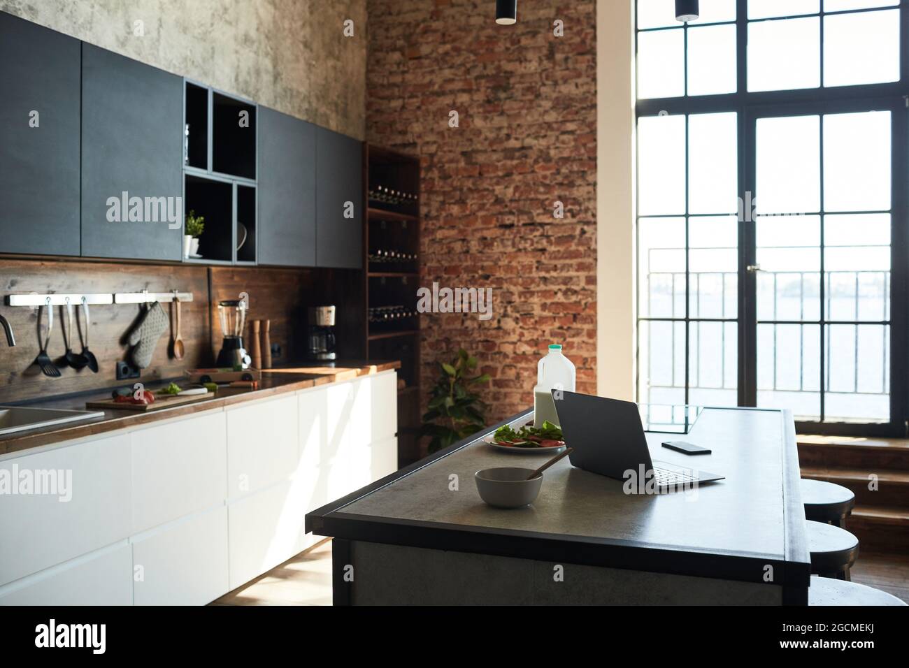 Immagine di sfondo dell'interno vuoto della cucina con elementi di design loft, spazio di copia Foto Stock