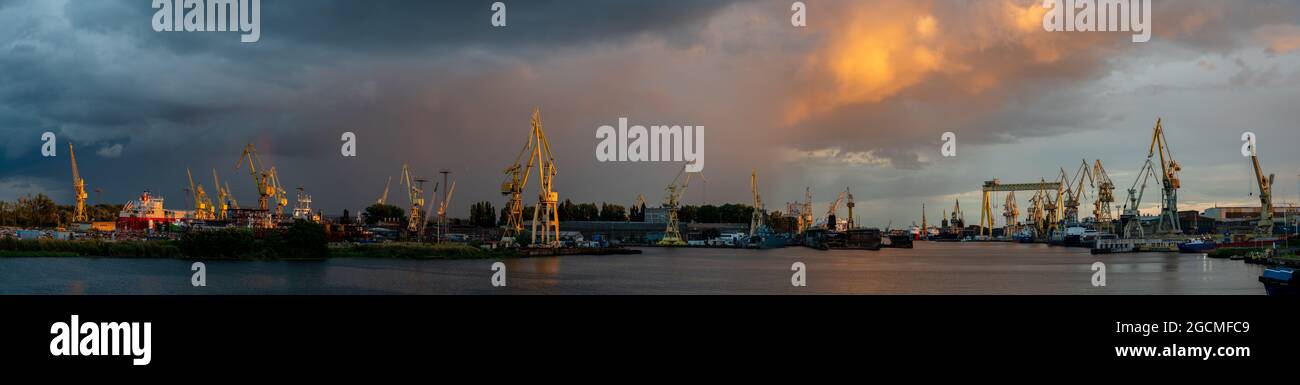 Vista panoramica dei cantieri navali di Szczecin durante una tempesta serale di passaggio Foto Stock