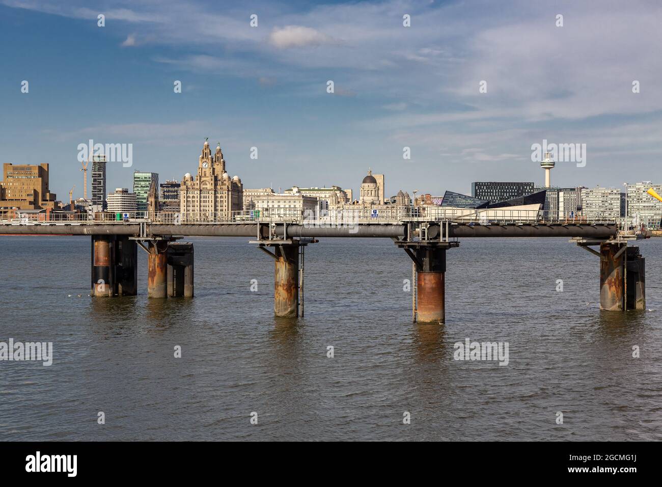 Birkenhead, Wirral, Regno Unito: Attracco dei traghetti Stena e passaggio pedonale presso il terminal dei traghetti Twelve Quays sul fiume Mersey, con il lungomare di Liverpool sullo sfondo. Foto Stock