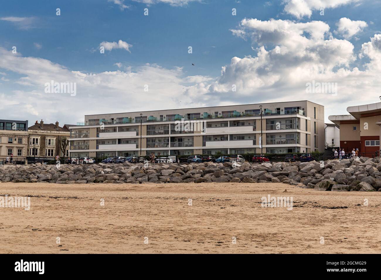 New Brighton, Wirral, Regno Unito: The Prom Apartments on Marine Promenade, affacciato sulla spiaggia. Sistemazione di lusso con balcone fronte mare. Foto Stock