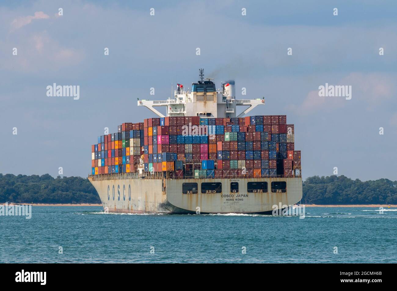 nave grande container a solent, nave massiccia portcontainer in mare. containerizzazione delle merci, importazione di container, esportazione di container, spedizione Foto Stock