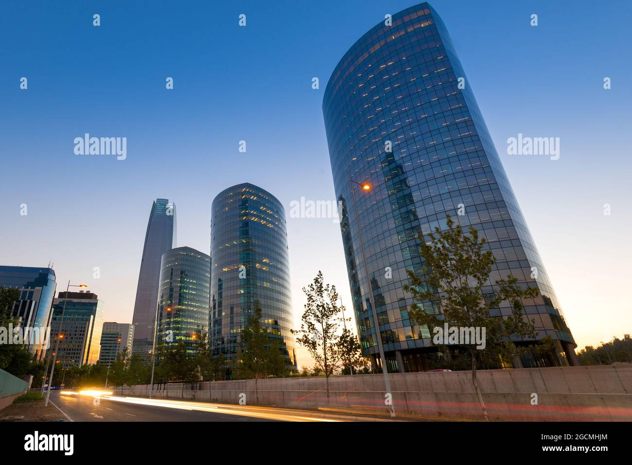 Skyline di moderni edifici per uffici nel quartiere finanziario di Santiago del Cile Foto Stock