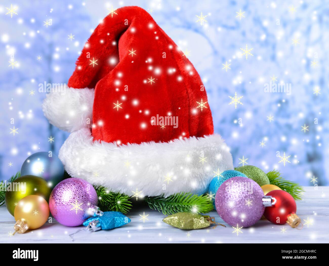 Composizione con cappello rosso Babbo Natale e decorazioni natalizie su  sfondo chiaro Foto stock - Alamy