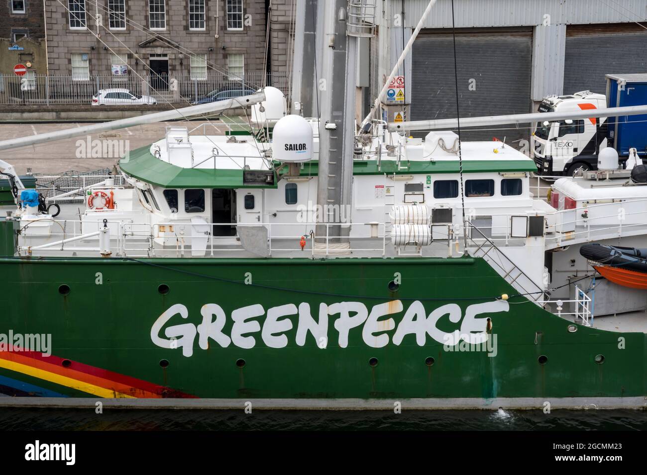 Il logo Greenpeace sul lato di Rainbow Warrior nel porto di Aberdeen. Foto Stock
