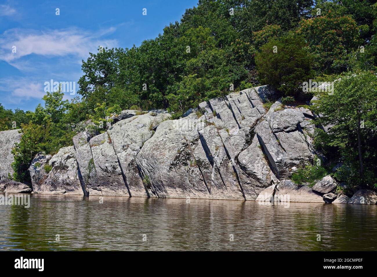 formazioni rocciose grigie, scolpite dall'acqua, assomigliano a fette, alberi, vegetazione, Natura, fiume Susquehanna, Water Trail, Conowingo Reservoir, Pennsylvan Foto Stock