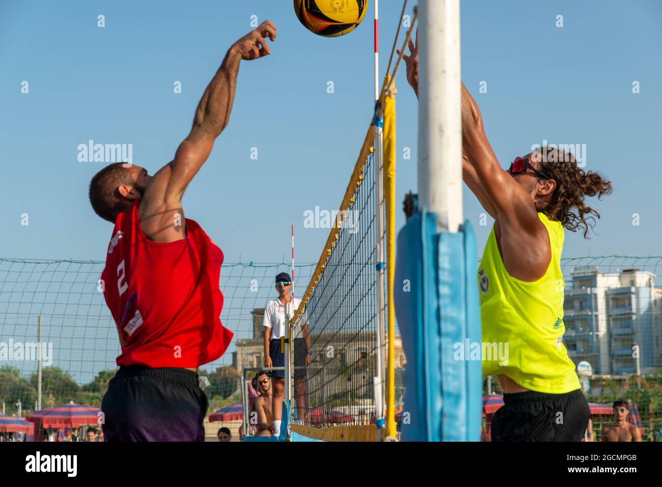 beach volley presso la spiaggia Giardini Naxos Foto Stock