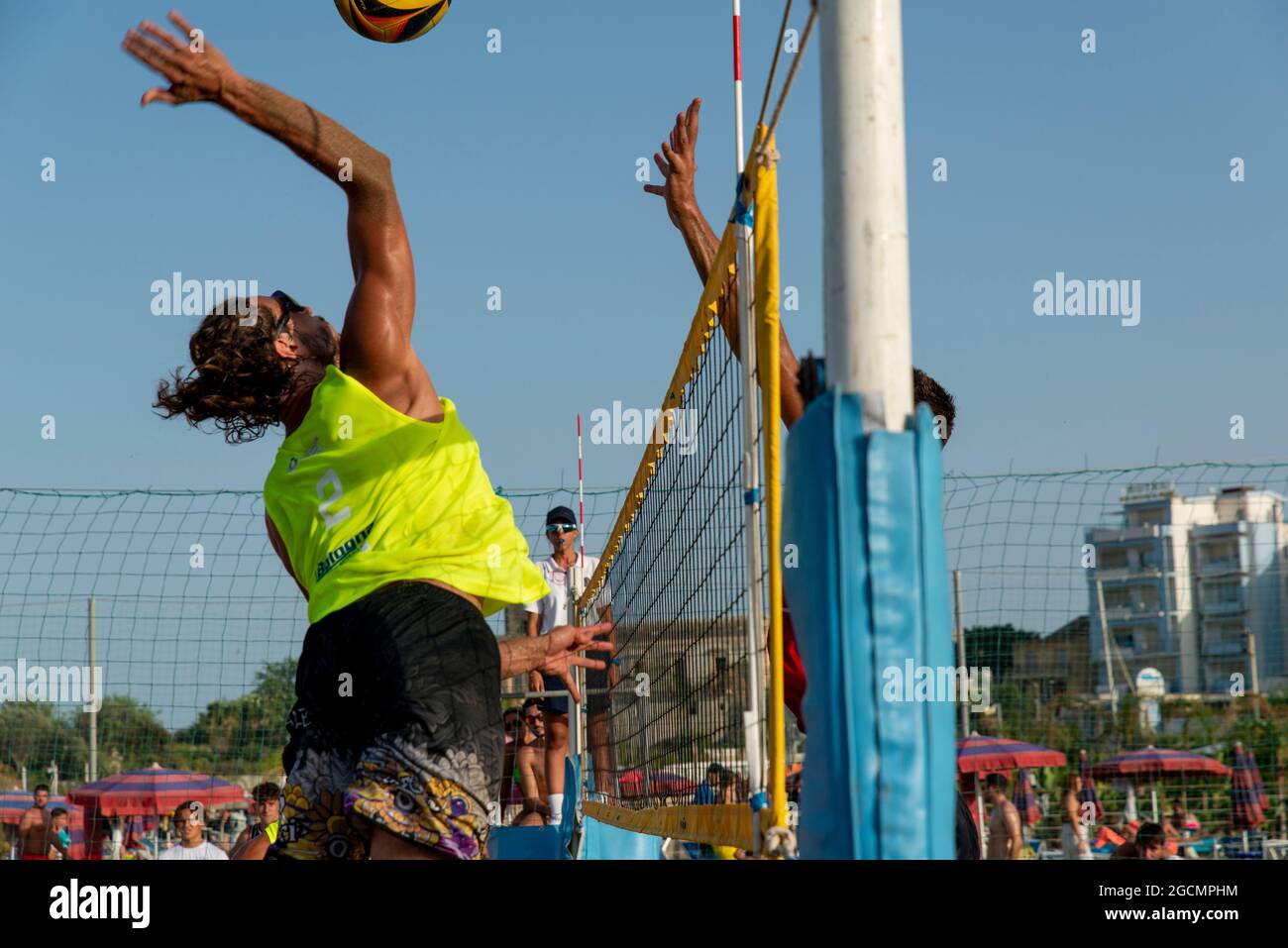 beach volley game sulla spiaggia a Giardini Naxos, Sicilia, Italia Foto Stock