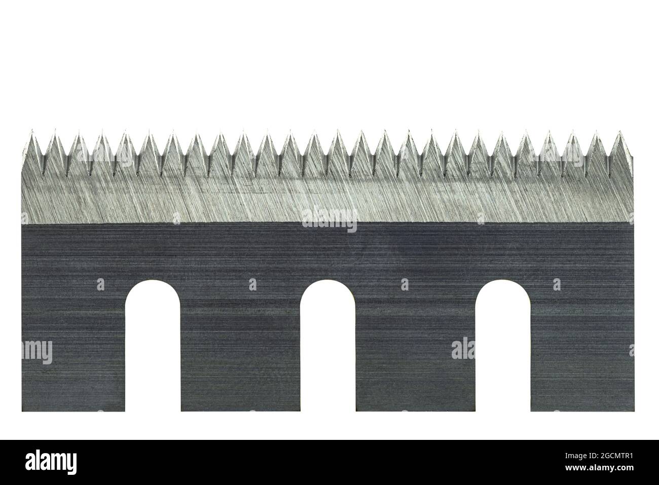 Una macro foto di una lama industriale seghettata per taglianastro, isolata su sfondo bianco con percorso di ritaglio. Foto Stock