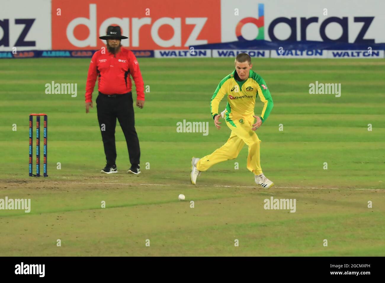 Dhaka, Bangladesh. 09 agosto 2021. Il giocatore australiano di cricket Adam Zampa in azione durante la quinta partita T20 tra la squadra australiana di cricket e il Bangladesh allo stadio nazionale di cricket Sher e Bangla. La serie di cricket T20 del Bangladesh vince contro l'Australia. Credit: SOPA Images Limited/Alamy Live News Foto Stock