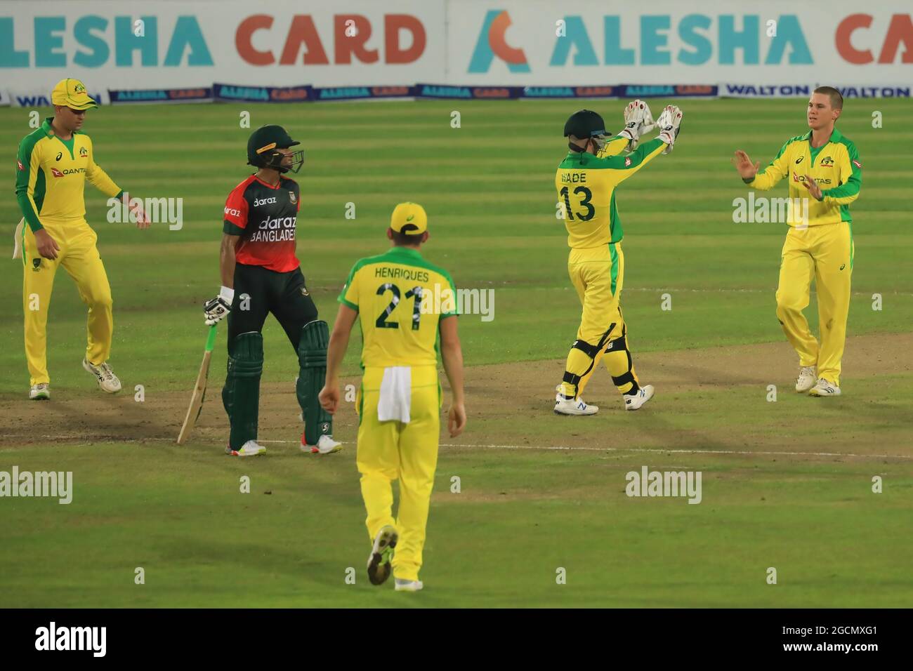 Dhaka, Bangladesh. 09 agosto 2021. Il giocatore australiano di cricket Adam Zampa (R) festeggia con i compagni di squadra durante la quinta partita T20 tra la squadra australiana di cricket e il Bangladesh allo stadio nazionale di cricket Sher e Bangla. La serie di cricket T20 del Bangladesh vince contro l'Australia. Credit: SOPA Images Limited/Alamy Live News Foto Stock