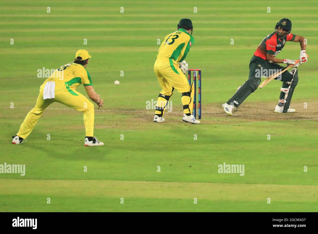 Dhaka, Bangladesh. 09 agosto 2021. Il giocatore di cricket del Bangladesh Mahmudullah in azione durante la quinta partita T20 tra la squadra australiana di cricket e il Bangladesh allo stadio nazionale di cricket Sher e Bangla. La serie di cricket T20 del Bangladesh vince contro l'Australia. Credit: SOPA Images Limited/Alamy Live News Foto Stock