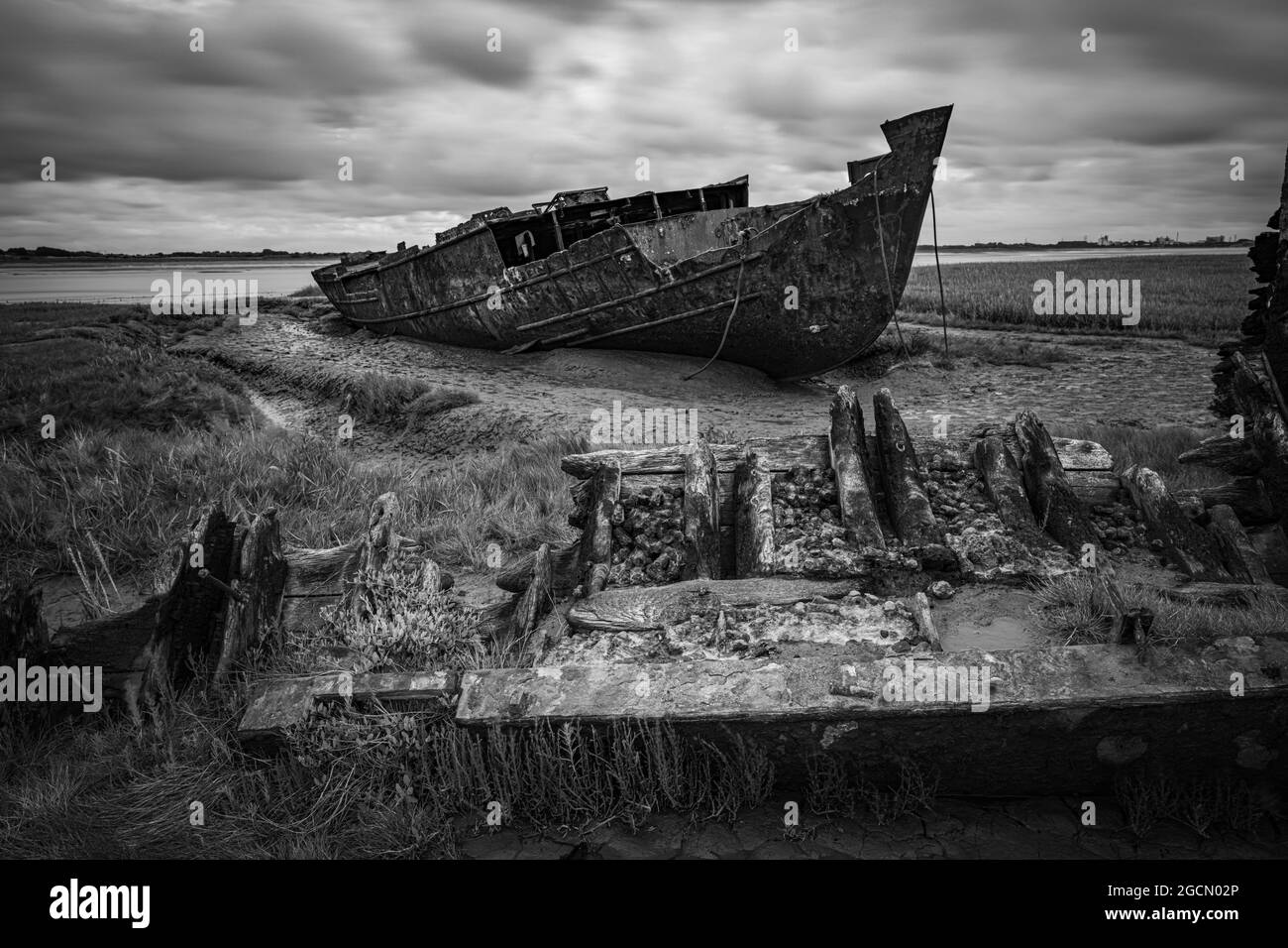 Scafo marciante di nave da pesca in acciaio arrugginito aggirato sul fango Fleetwood Lancashire UK Foto Stock