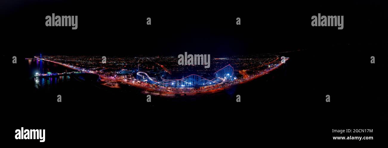 Night-Time Aerial View of Blackpool Golden Mile Illuminations and Pleasure Beach Theme Park Big One Rollercoaster Foto Stock