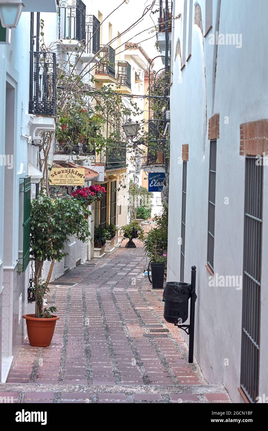 Marbella, Malaga - Spagna. Dicembre 21 2017: Belle strade della città vecchia di Marbella. Fiori, vecchia architettura dell'edificio. Case bianche. Foto Stock