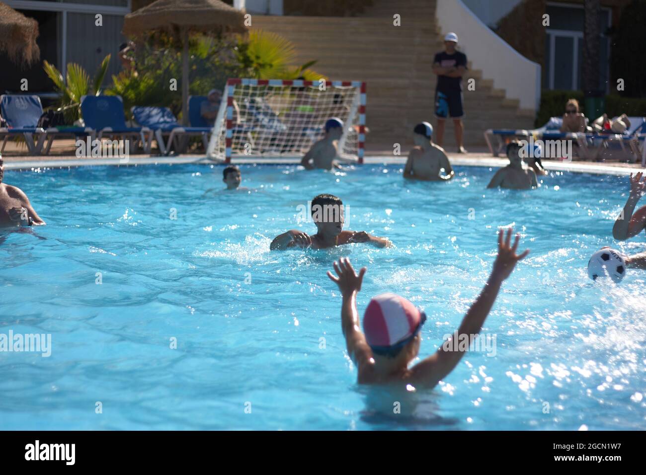 Almería - Spagna. 1 gennaio 2021. Giocatori di polo d'acqua. Giochi nautici in piscina godendosi e divertendosi Foto Stock