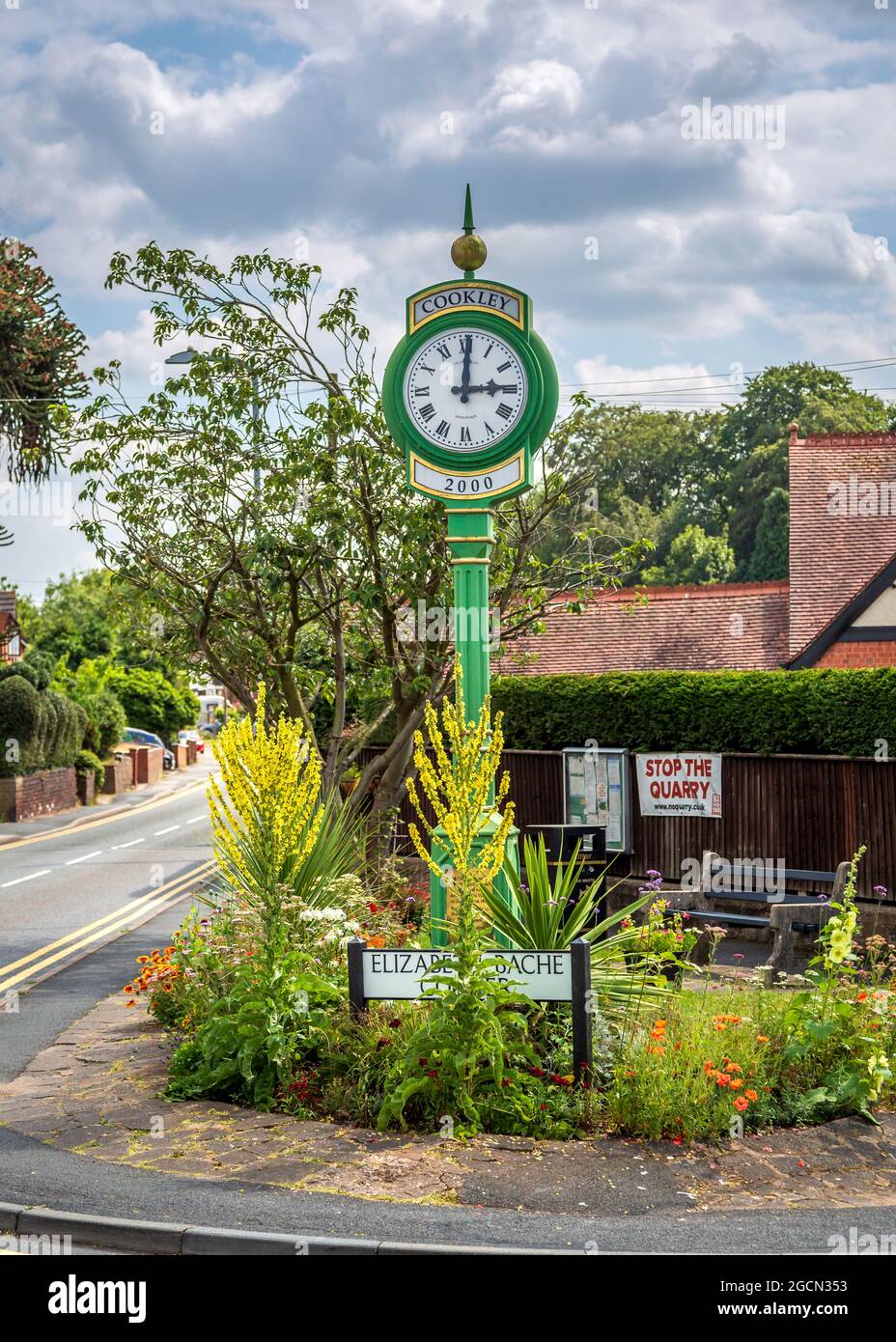 L'orologio su Elizabeth Bache Corner nel villaggio di Cookley, Worcestershire, Inghilterra. Foto Stock