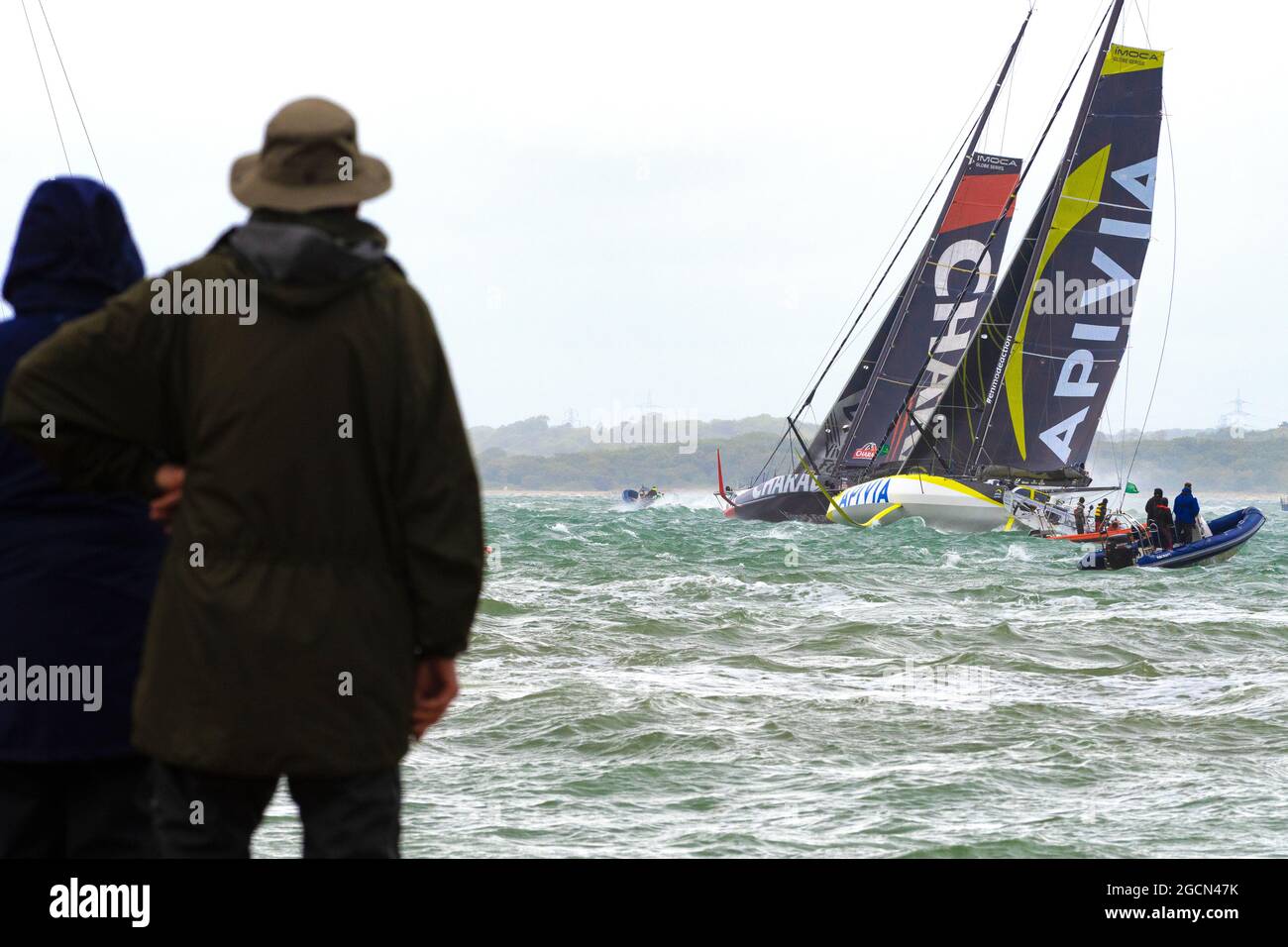 Cowes Isle of Wight, Regno Unito. 8 agosto 2021. Rolex Fastnet; IMOCA 60 in testa fuori dal Solent in 35 nodi di vento all'inizio della Fastnet Race. C Foto Stock