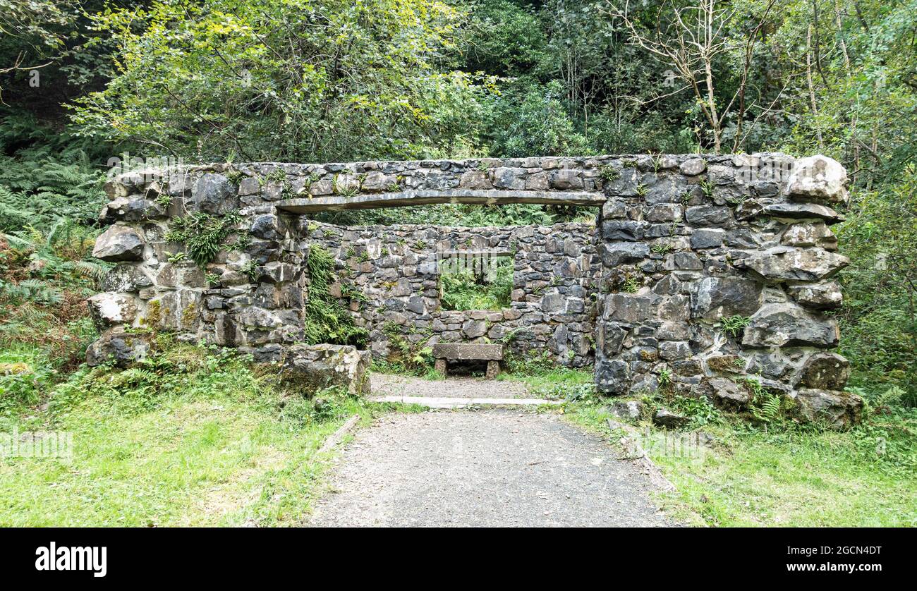 La grotta di Parkhill Wood, parte del Castle Semple Country Park, Lochwinnoch, Scozia. Originariamente costruito dalla famiglia MacDowall, è in fase di restauro Foto Stock