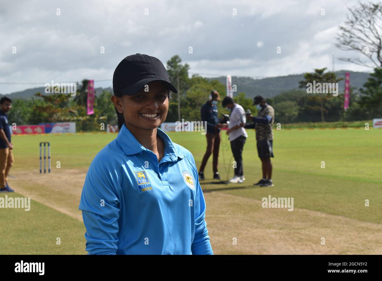 Ritratto di un umpire femminile dello Sri Lanka ad una partita di cricket presso l'Army Ordinance cricket Grounds, Dombagoda. Le donne che sono state coinvolte con il cricket come i giocatori stanno prendendo l'umpiring e segnando per essere coinvolte con il gioco. Sri Lanka. Foto Stock