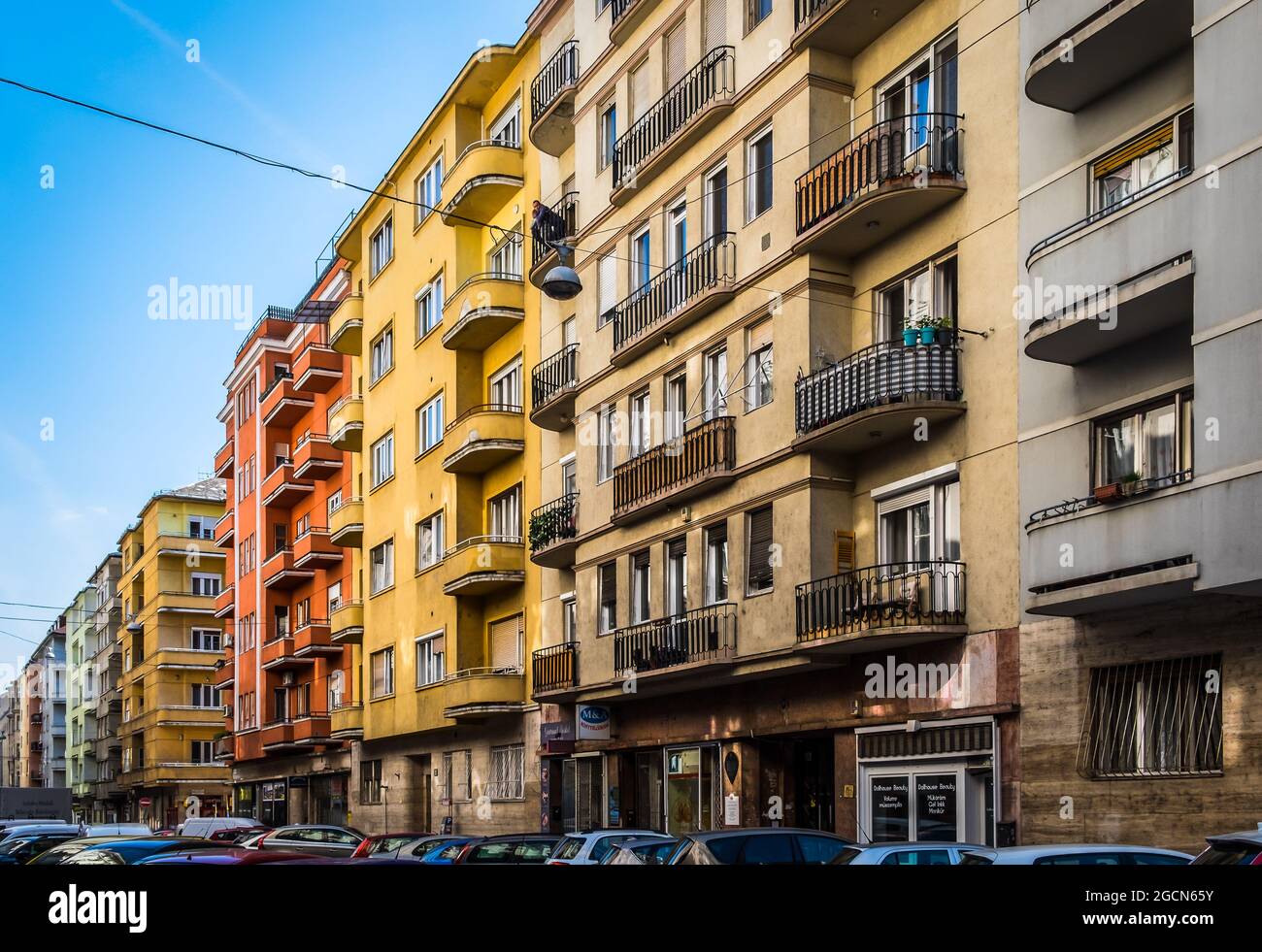 Budapest, Ungheria, marzo 2020, vista di alcuni edifici colorati in via Balzac nel 13 ° distretto della città Foto Stock