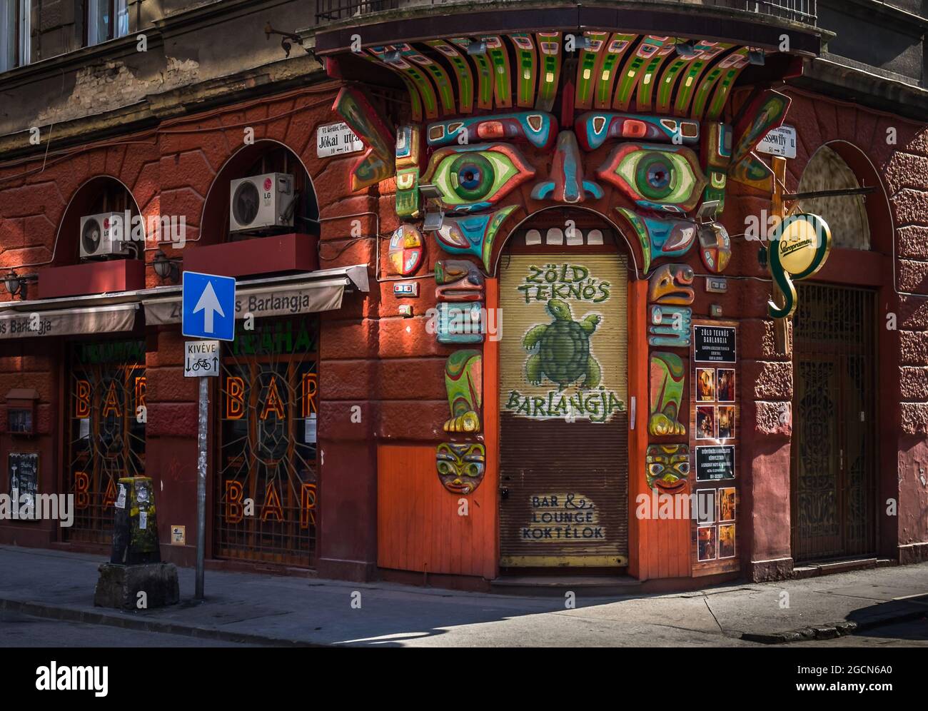 Budapest, Ungheria, marzo 2020, facciata di Zold Teknos un cocktail bar e Teahhouse Foto Stock