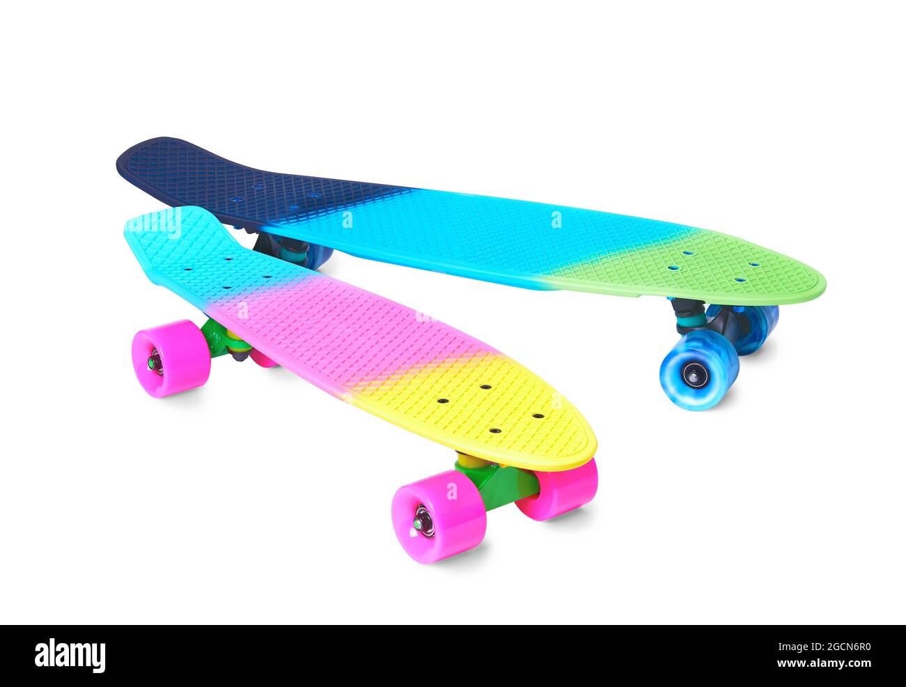 Due skateboard in plastica Rainbow Penny su sfondo bianco Foto Stock