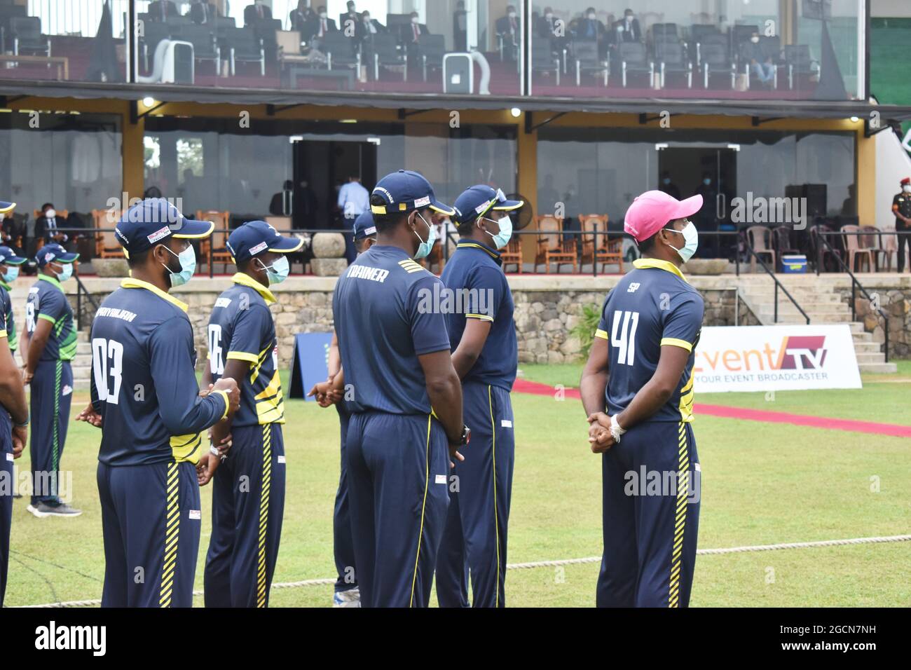 I cricketers dello Sri Lanka Seekuge Prasanna (41), Ashan Priyanjan (03) e l'ex star del cricket Ajantha Mendis (prima fila) dopo una partita di cricket. Campi di cricket dell'ordinanza dell'esercito. Dombagoda. Sri Lanka. Foto Stock