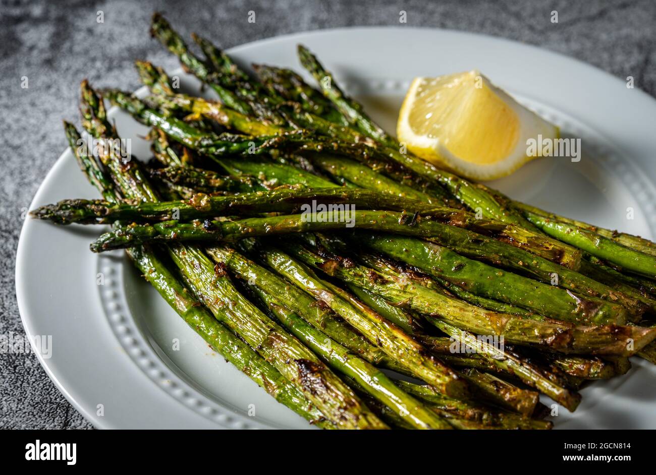 Cesoie arrosto di asparagi. Foto Stock