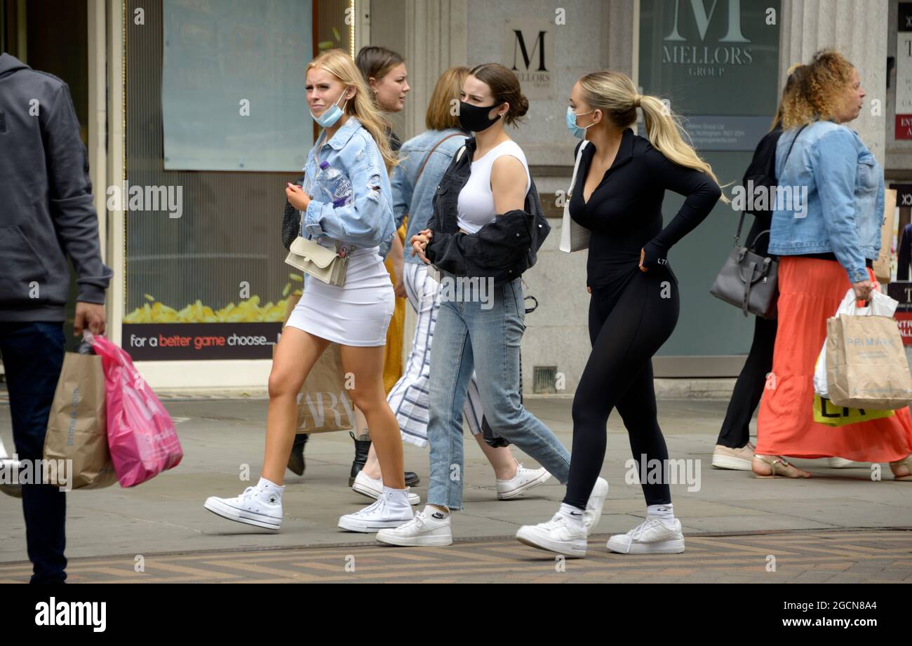 Giovani donne, fuori shopping, in abiti estivi. Foto Stock