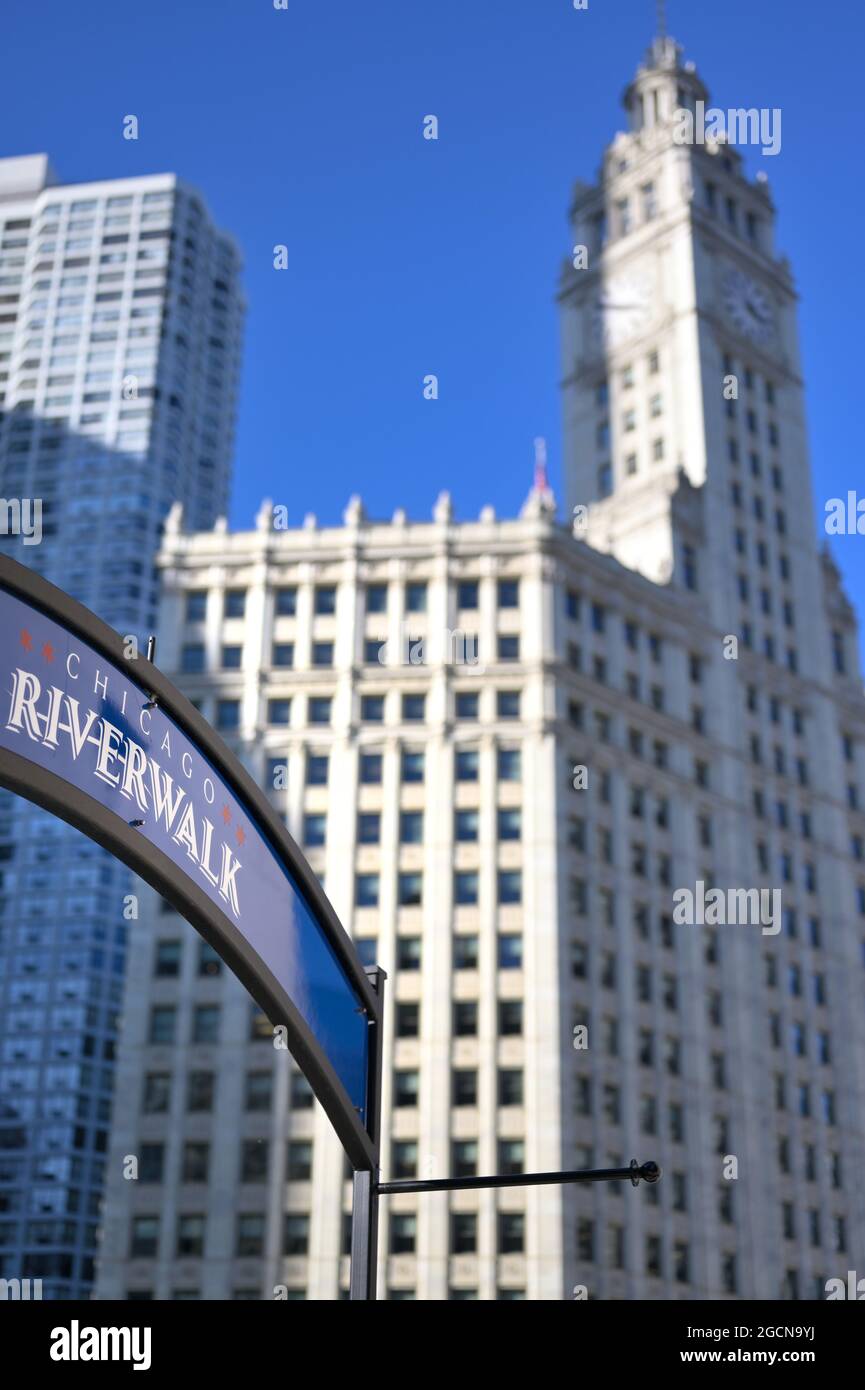 Il lungofiume offre vedute fantastiche dello skyline architettonico lungo il fiume Chicago, il Foto Stock
