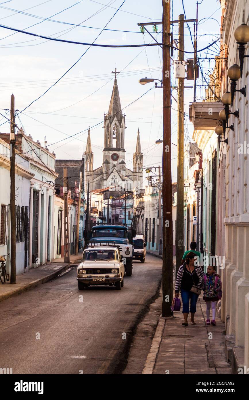 CAMAGUEY, CUBA - 25 GENNAIO 2016: Vista di una strada stretta nel centro di Camaguey. Foto Stock