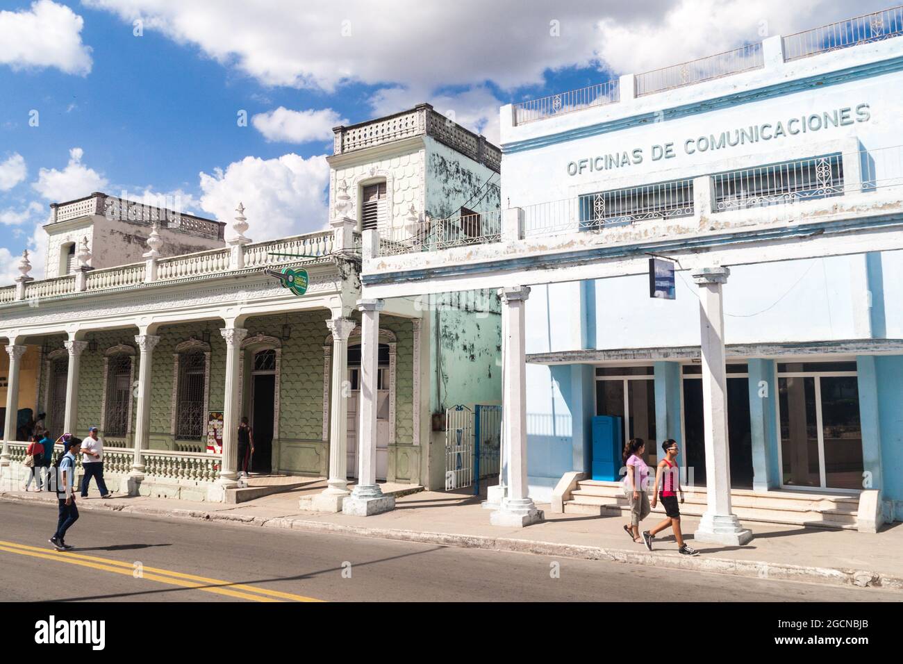LAS TUNAS, CUBA - 27 GENNAIO 2016: Vecchi edifici nel centro di Las Tunas. Foto Stock