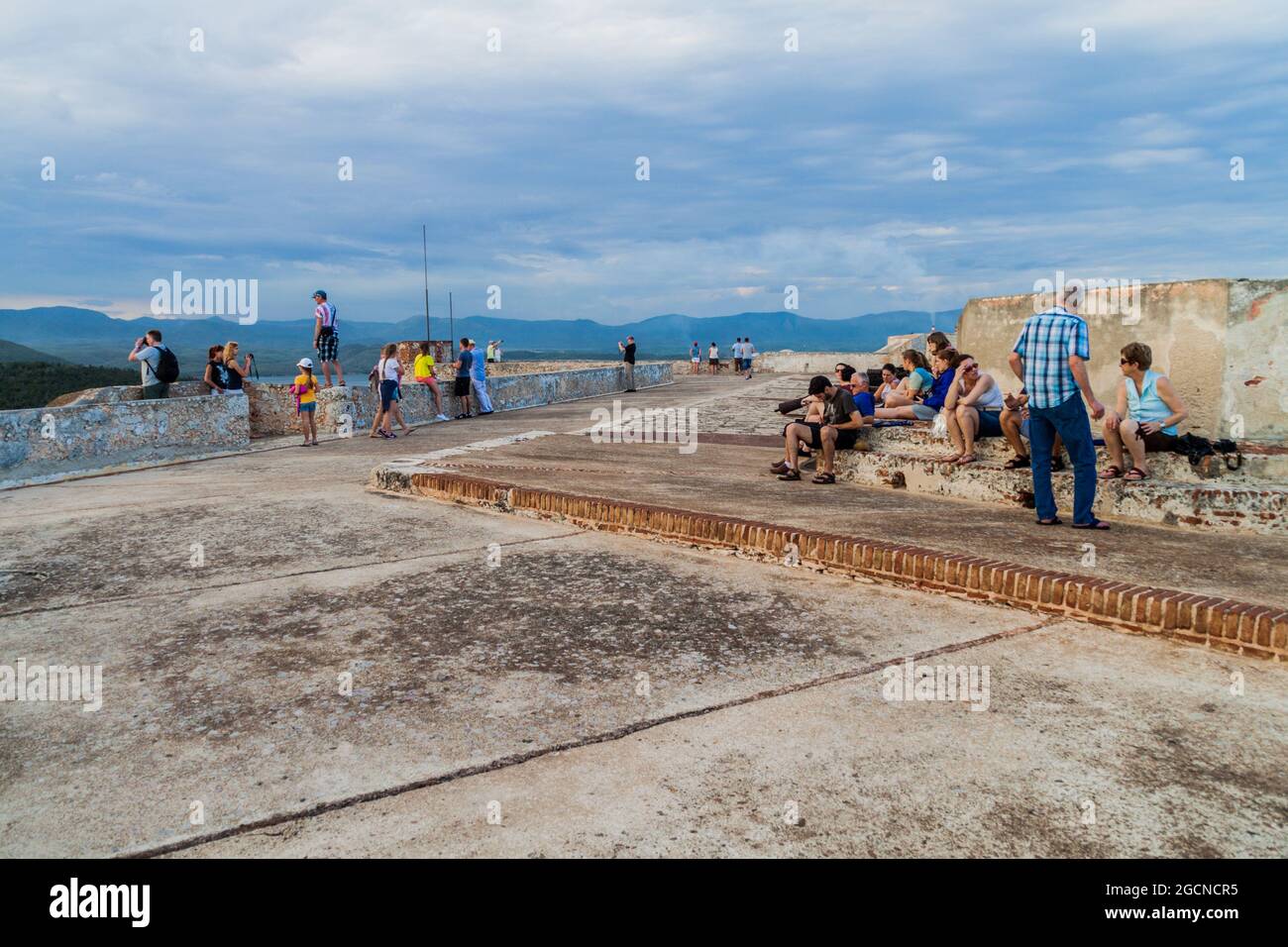 SANTIAGO DE CUBA, CUBA - 1 FEBBRAIO 2016: I turisti visitano il Castello di San Pedro de la Roca del Morro, Santiago de Cuba, Cuba Foto Stock