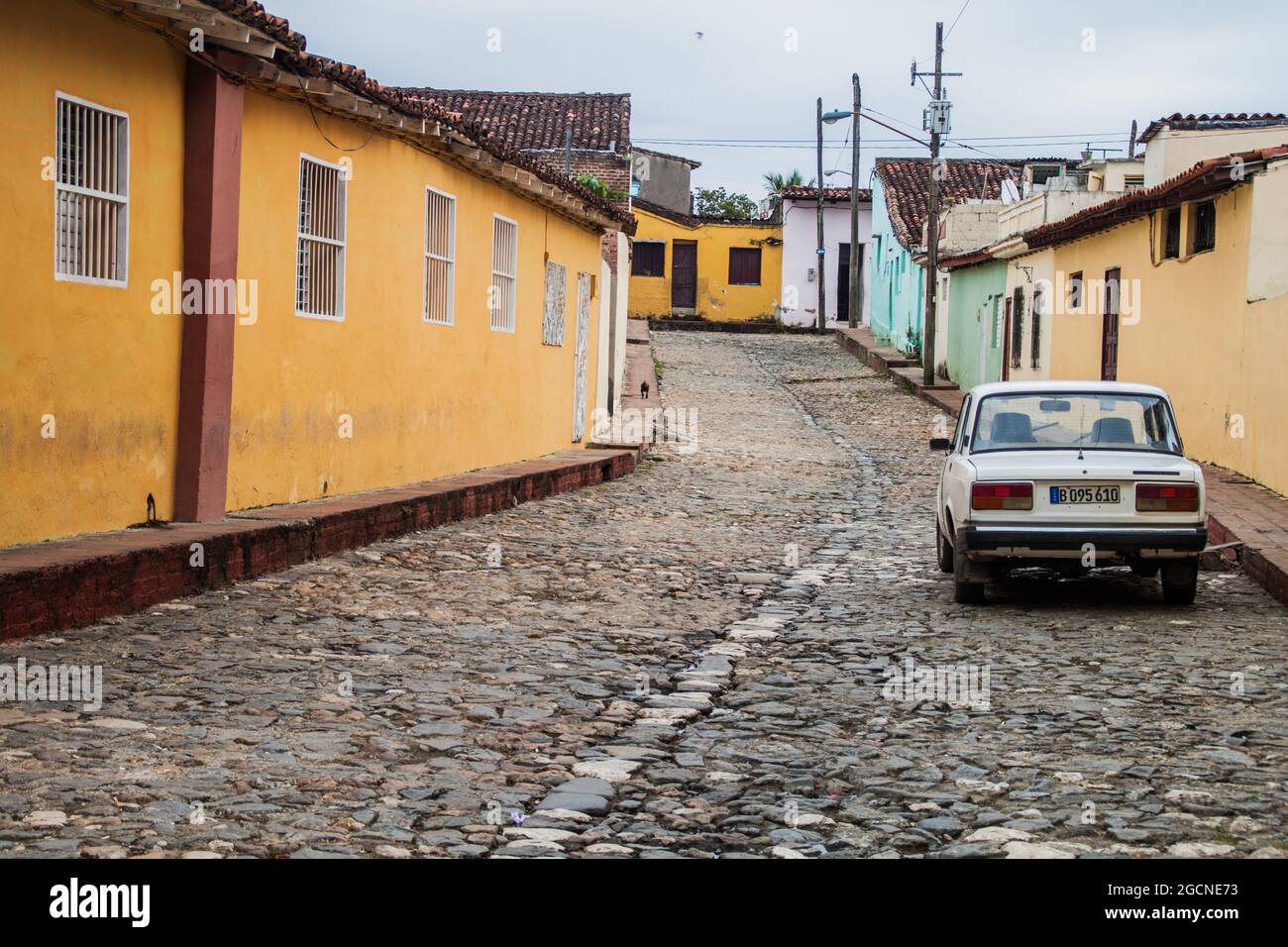 SANCTI SPIRITUS, CUBA - 7 FEBBRAIO 2016: Macchina sovietica Lada su una strada acciottolata a Sancti Spiritus. Foto Stock