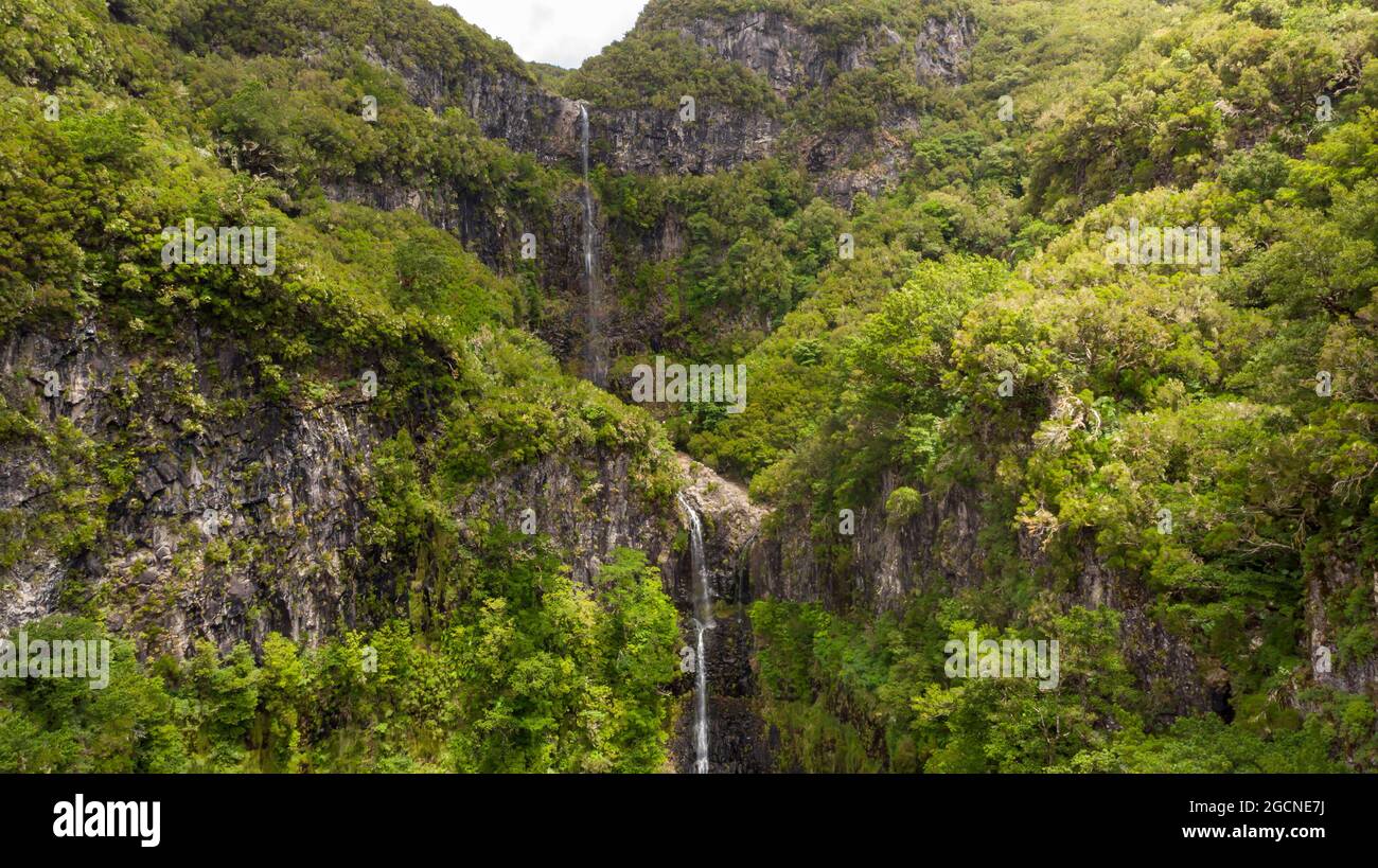 Spettacolare doppia cascata che attraversa la foresta a Risco. Foto Stock