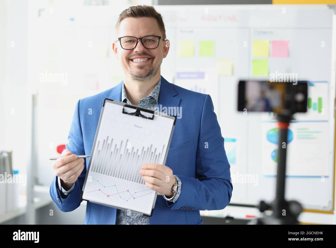 Il mentore maschile conduce formazione online per lo sviluppo del business Foto Stock
