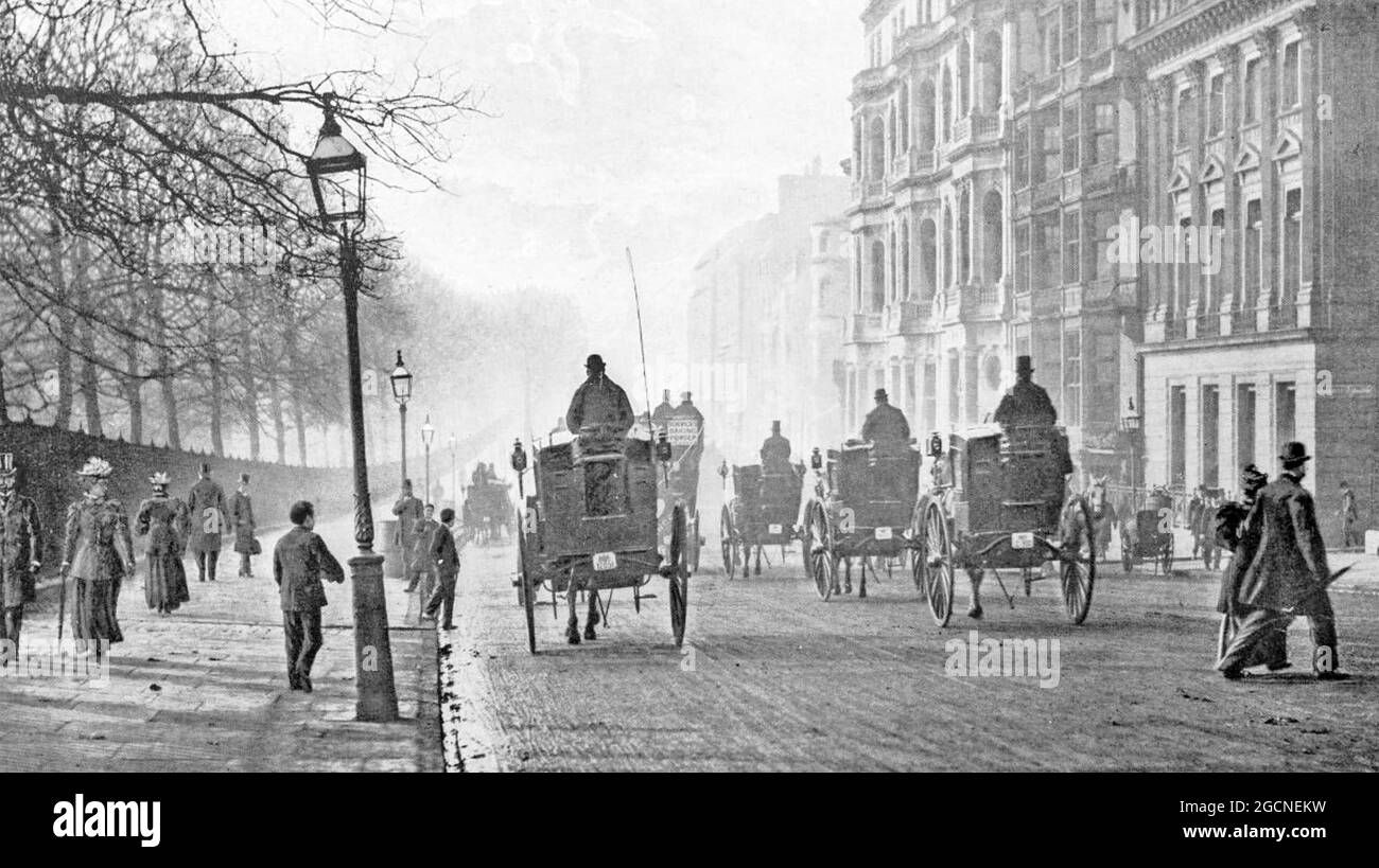TAXI TRAINATI DA CAVALLI lungo l'Hyde Park Place di Londra circa 1890 Foto Stock