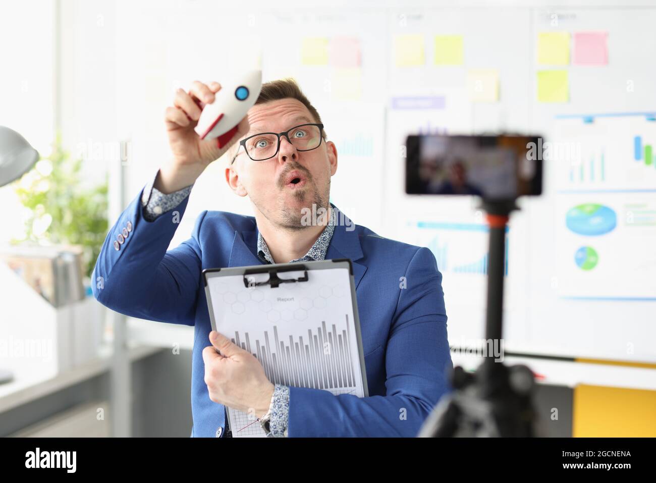 Il coach maschile conduce formazione online sul lancio startup Foto Stock